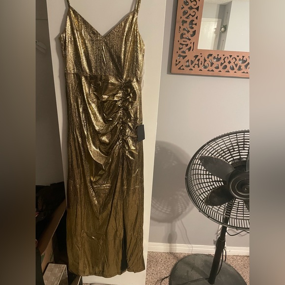 Lulus gold ruched shiny dress. Xs brand new with tags - Picture 2 of 2